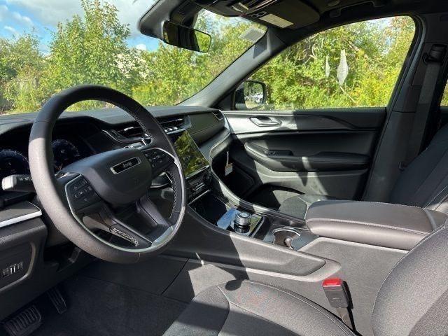 new 2025 Jeep Grand Cherokee car, priced at $37,328