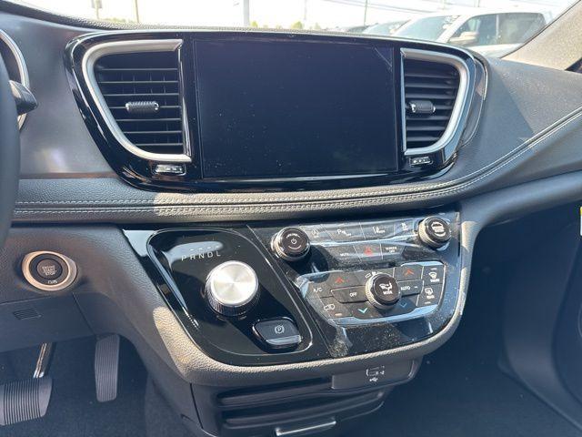 new 2026 Chrysler Pacifica car, priced at $39,484