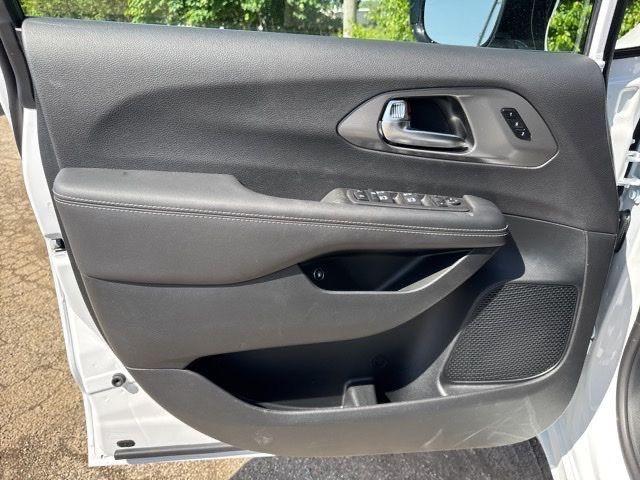 new 2025 Chrysler Pacifica Hybrid car, priced at $39,067