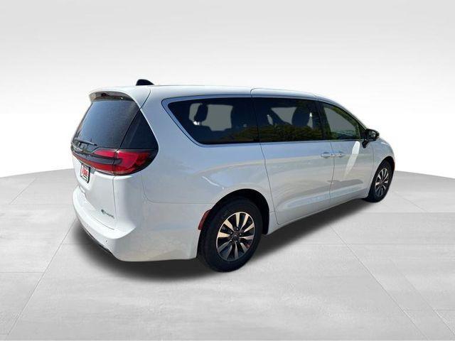 new 2025 Chrysler Pacifica Hybrid car, priced at $39,067