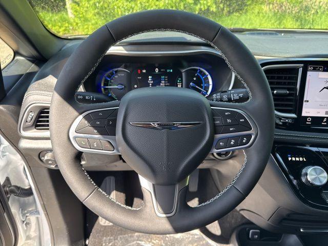 new 2025 Chrysler Pacifica Hybrid car, priced at $39,067