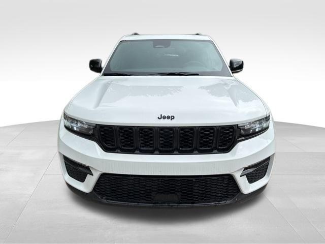new 2025 Jeep Grand Cherokee car, priced at $43,555