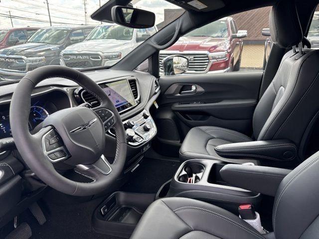 new 2025 Chrysler Pacifica Hybrid car, priced at $39,067