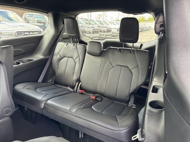 new 2025 Chrysler Pacifica Hybrid car, priced at $39,067