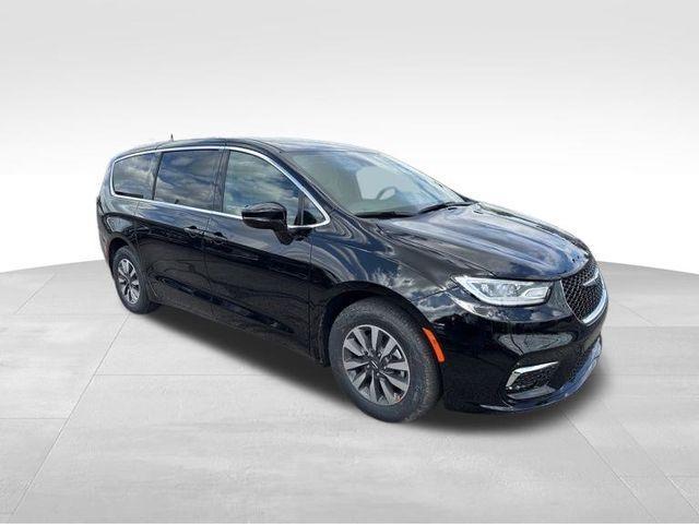 new 2025 Chrysler Pacifica Hybrid car, priced at $39,067