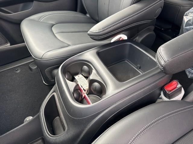new 2025 Chrysler Pacifica Hybrid car, priced at $39,067