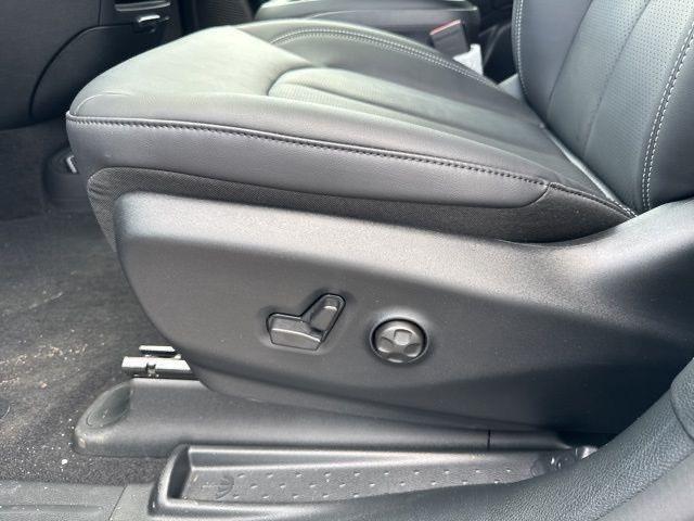 new 2025 Chrysler Pacifica Hybrid car, priced at $39,067