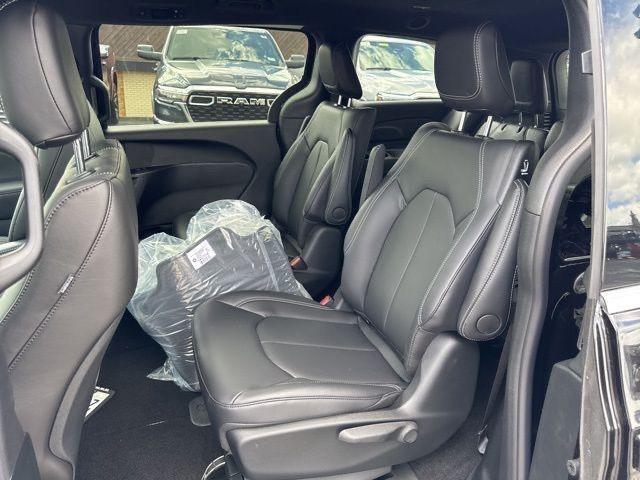 new 2025 Chrysler Pacifica Hybrid car, priced at $39,067