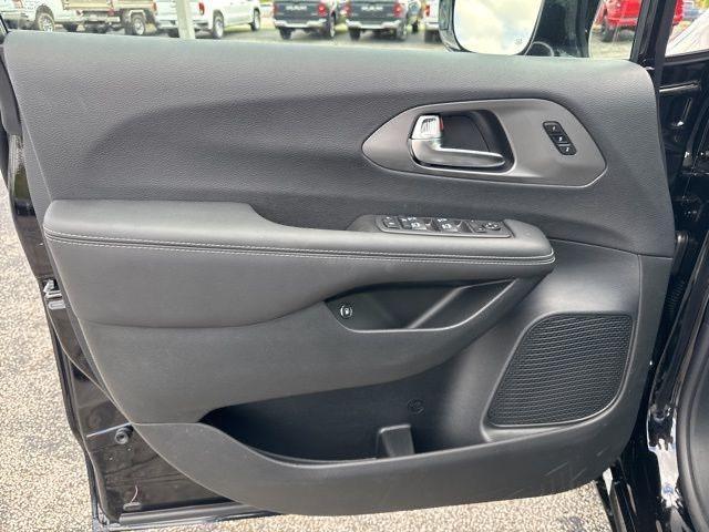 new 2025 Chrysler Pacifica Hybrid car, priced at $39,067