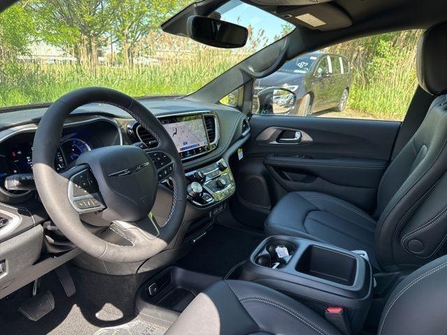new 2025 Chrysler Pacifica Hybrid car, priced at $39,067