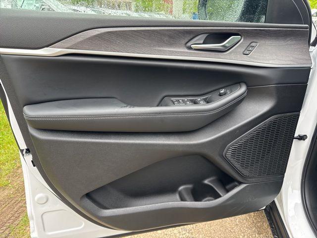 new 2025 Jeep Grand Cherokee car, priced at $45,761