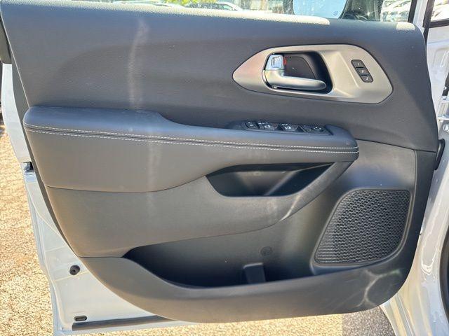 new 2025 Chrysler Pacifica car, priced at $38,608