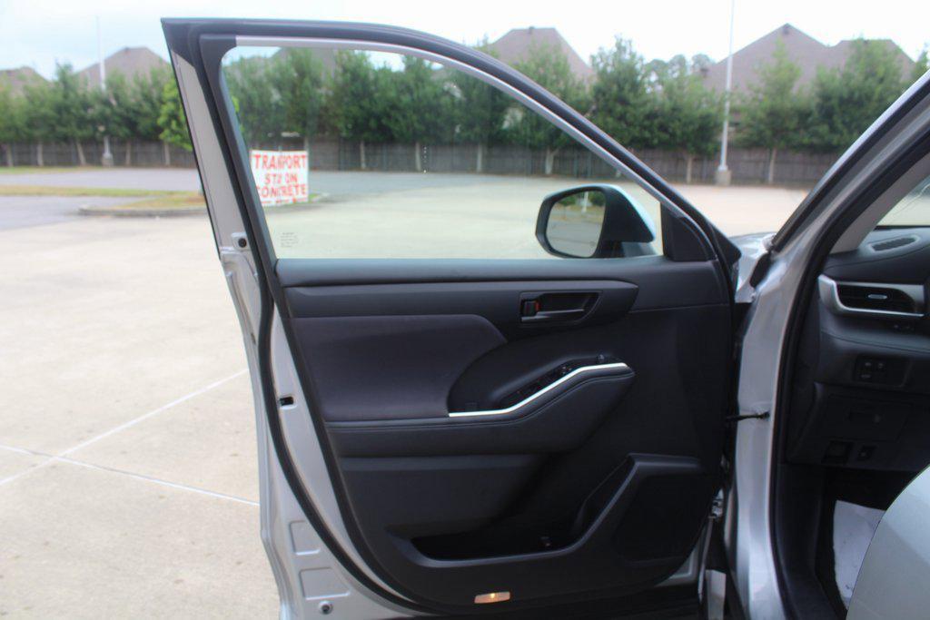 used 2023 Toyota Highlander car, priced at $30,995