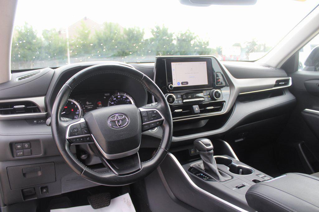used 2023 Toyota Highlander car, priced at $30,995