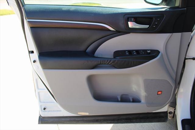 used 2015 Toyota Highlander car, priced at $12,995