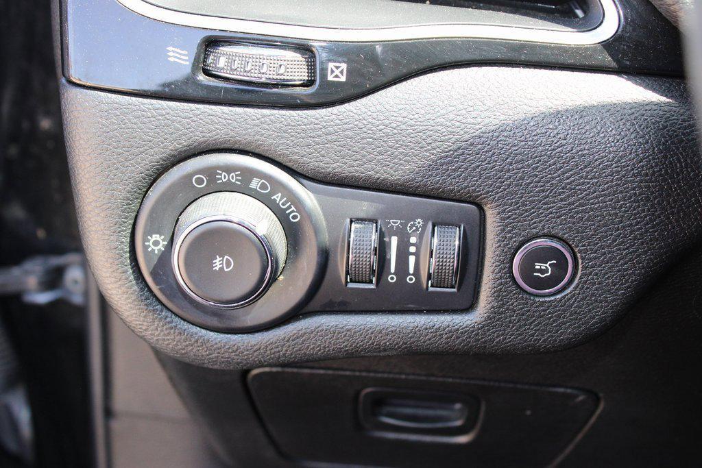 used 2023 Jeep Cherokee car, priced at $23,225
