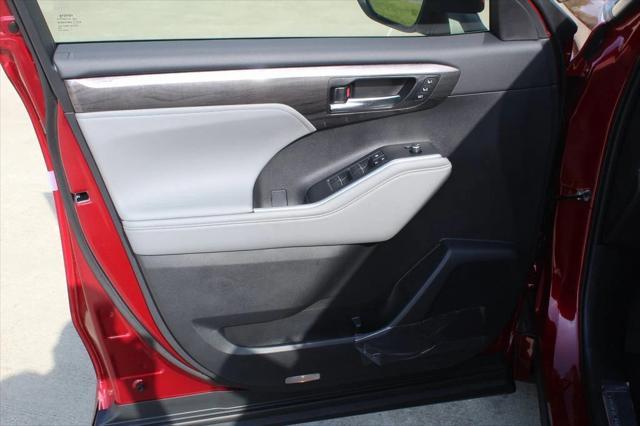 new 2025 Toyota Highlander car, priced at $52,005