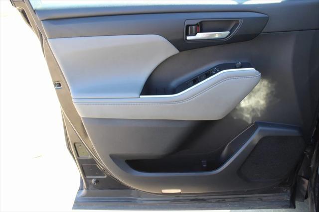 used 2021 Toyota Highlander car, priced at $30,995