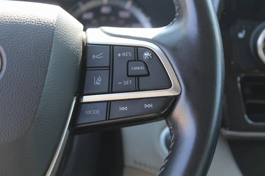 used 2021 Toyota Highlander car, priced at $28,595