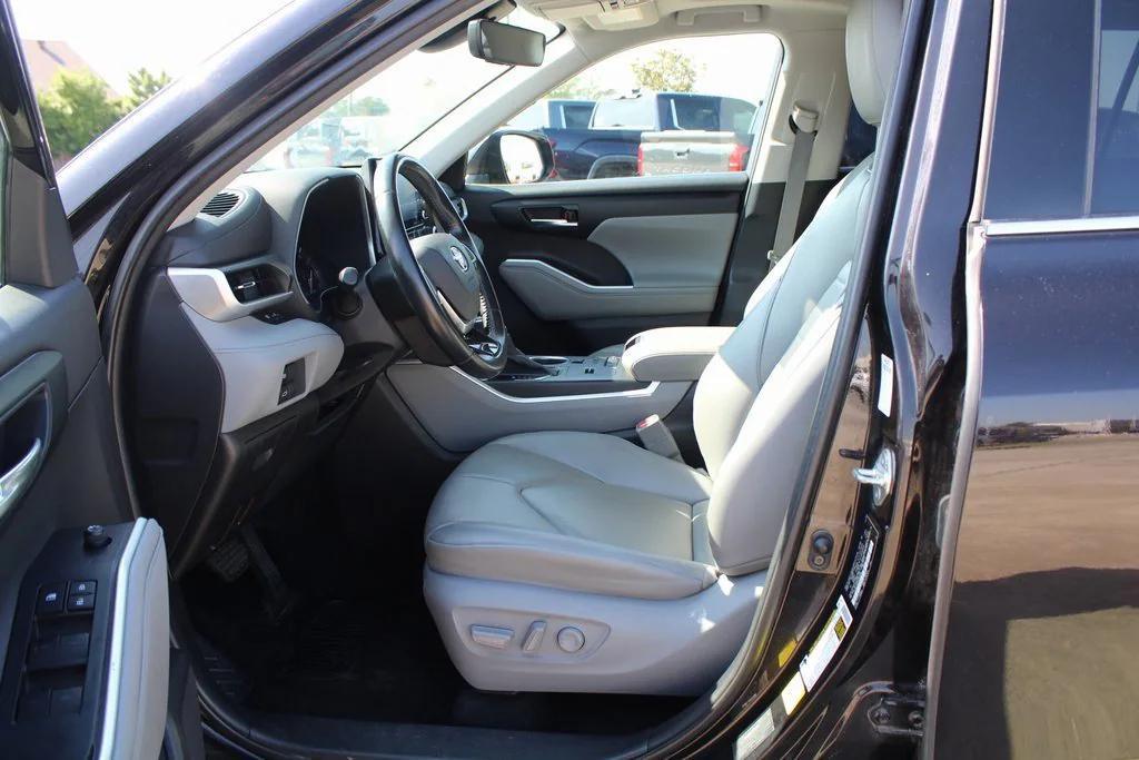 used 2021 Toyota Highlander car, priced at $28,595