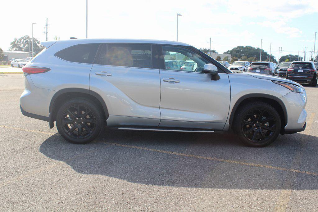 used 2022 Toyota Highlander car, priced at $27,900