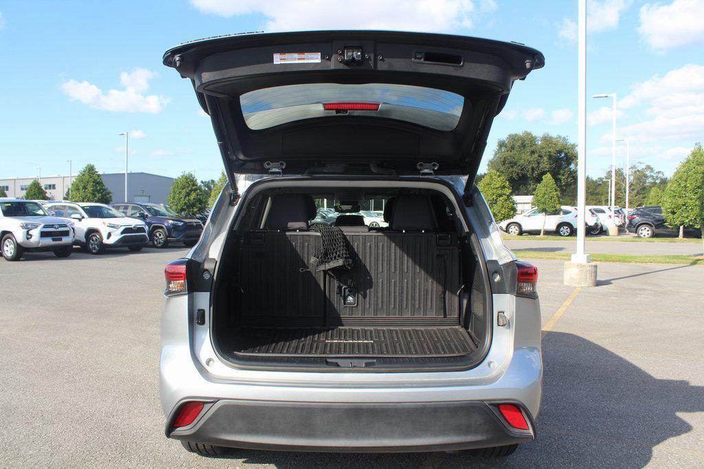 used 2022 Toyota Highlander car, priced at $27,900