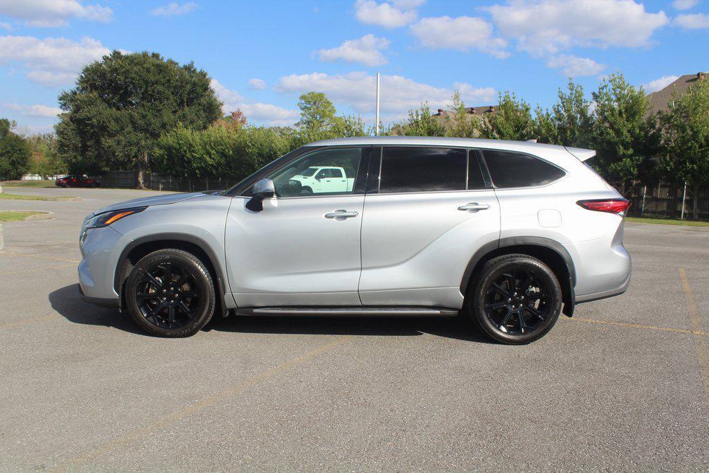 used 2022 Toyota Highlander car, priced at $27,900