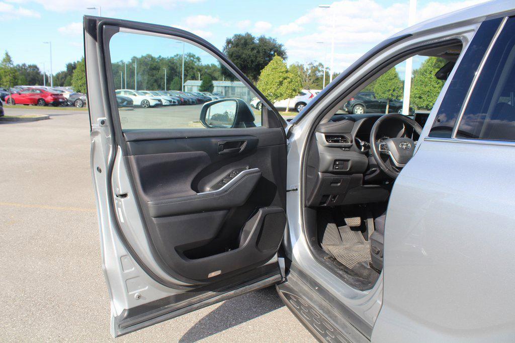 used 2022 Toyota Highlander car, priced at $27,900