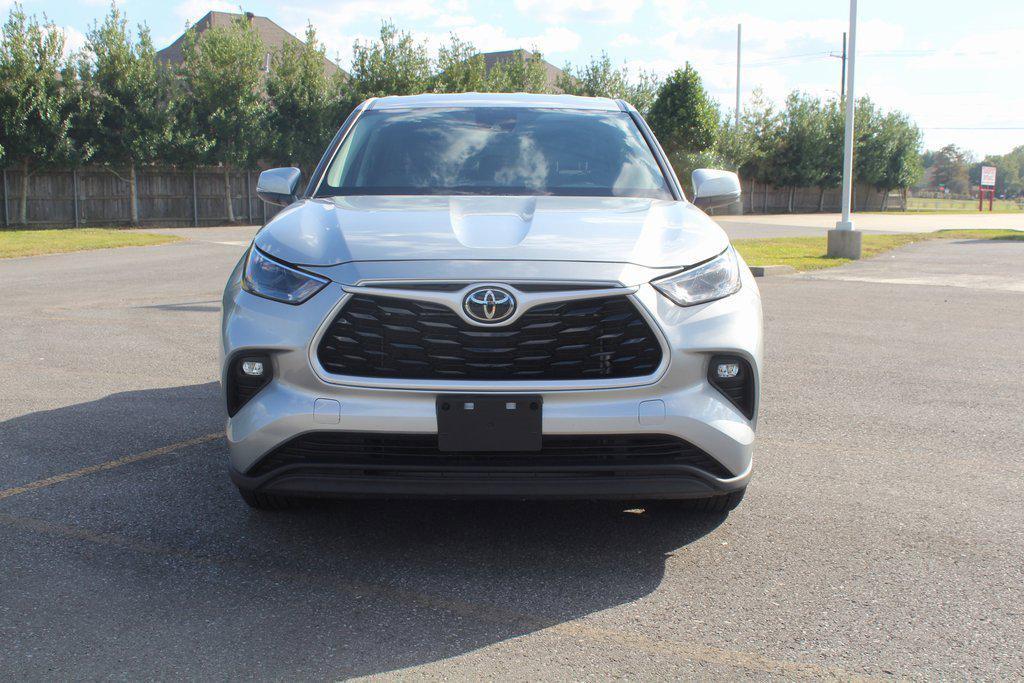 used 2022 Toyota Highlander car, priced at $27,900