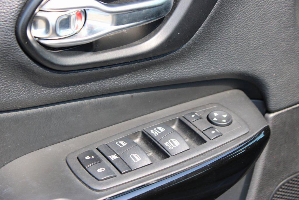 used 2023 Jeep Cherokee car, priced at $23,225