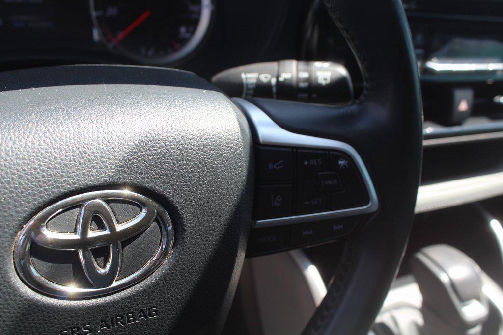 used 2022 Toyota Highlander car, priced at $27,995