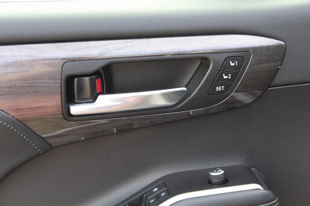 used 2021 Toyota Highlander car, priced at $25,995