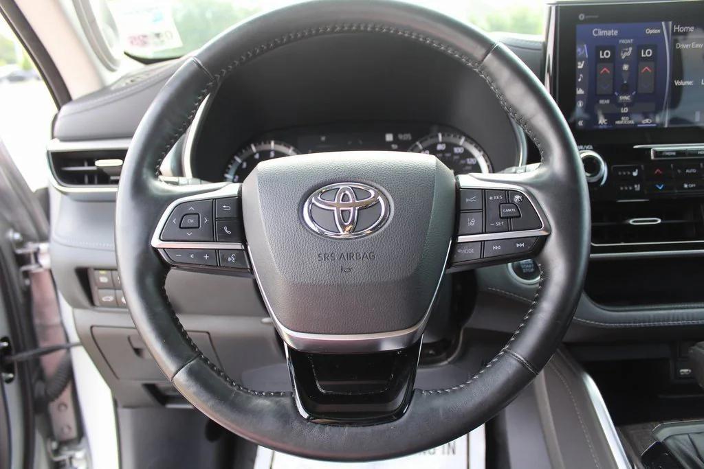 used 2021 Toyota Highlander car, priced at $25,995