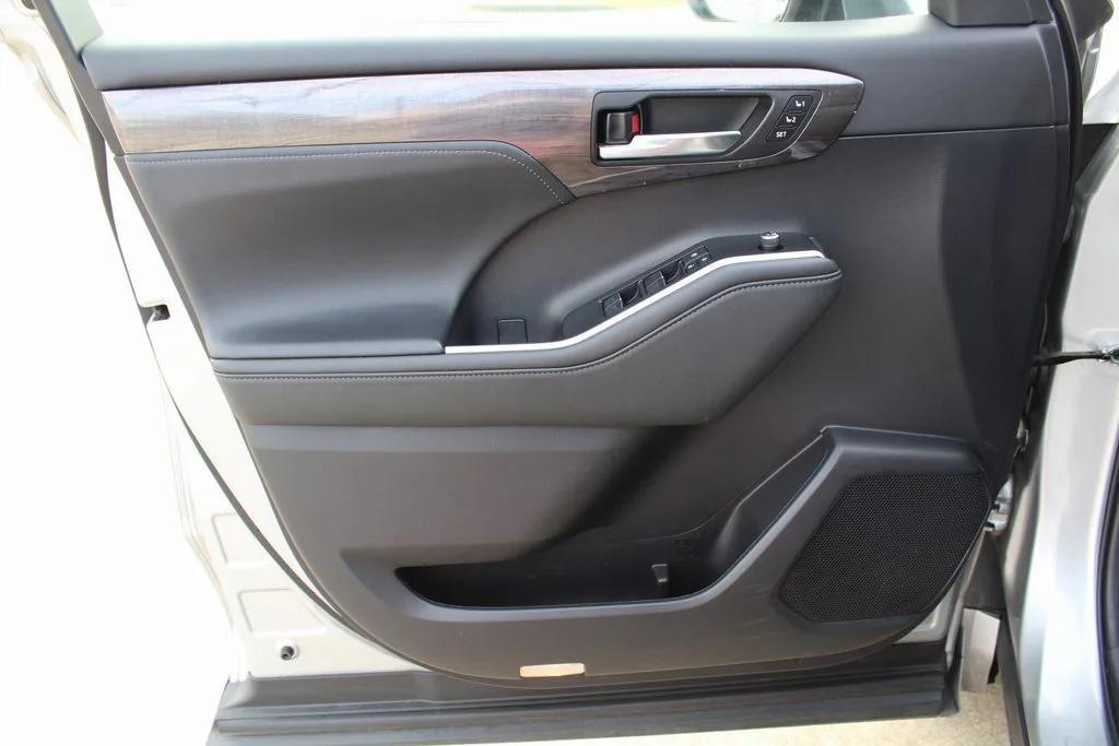 used 2021 Toyota Highlander car, priced at $25,995