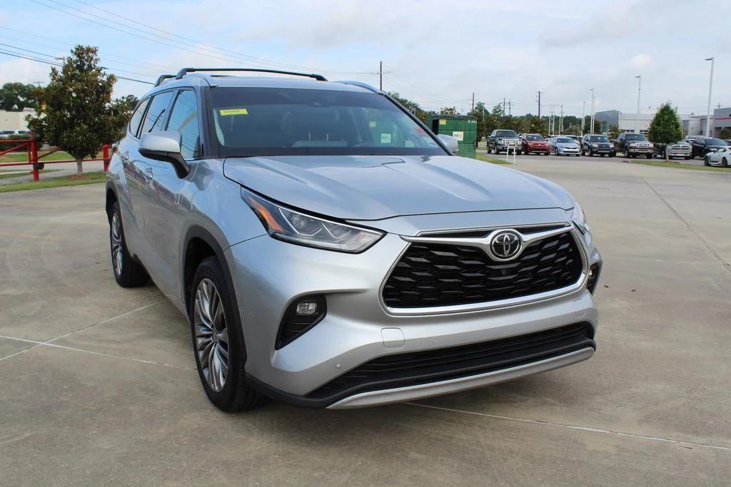 used 2021 Toyota Highlander car, priced at $25,995