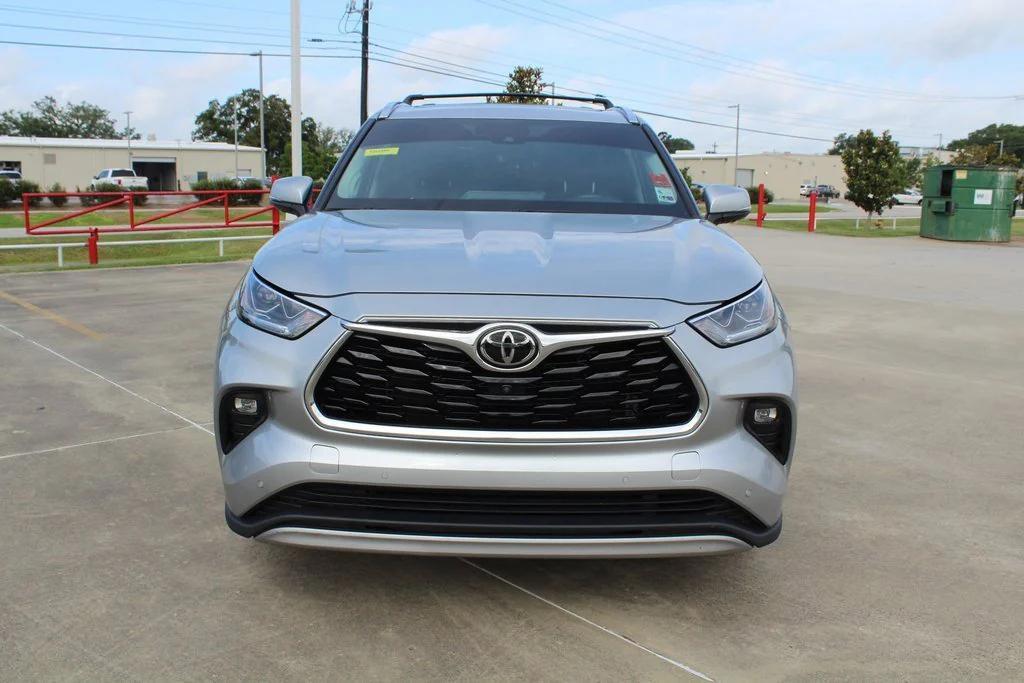 used 2021 Toyota Highlander car, priced at $25,995