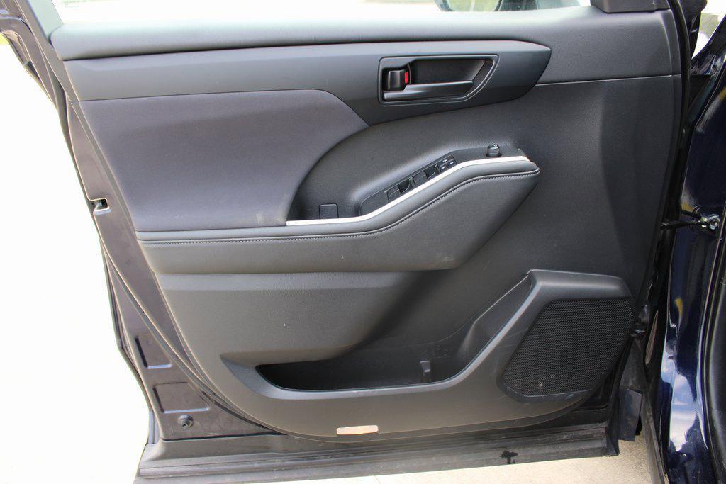 used 2023 Toyota Highlander car, priced at $30,995