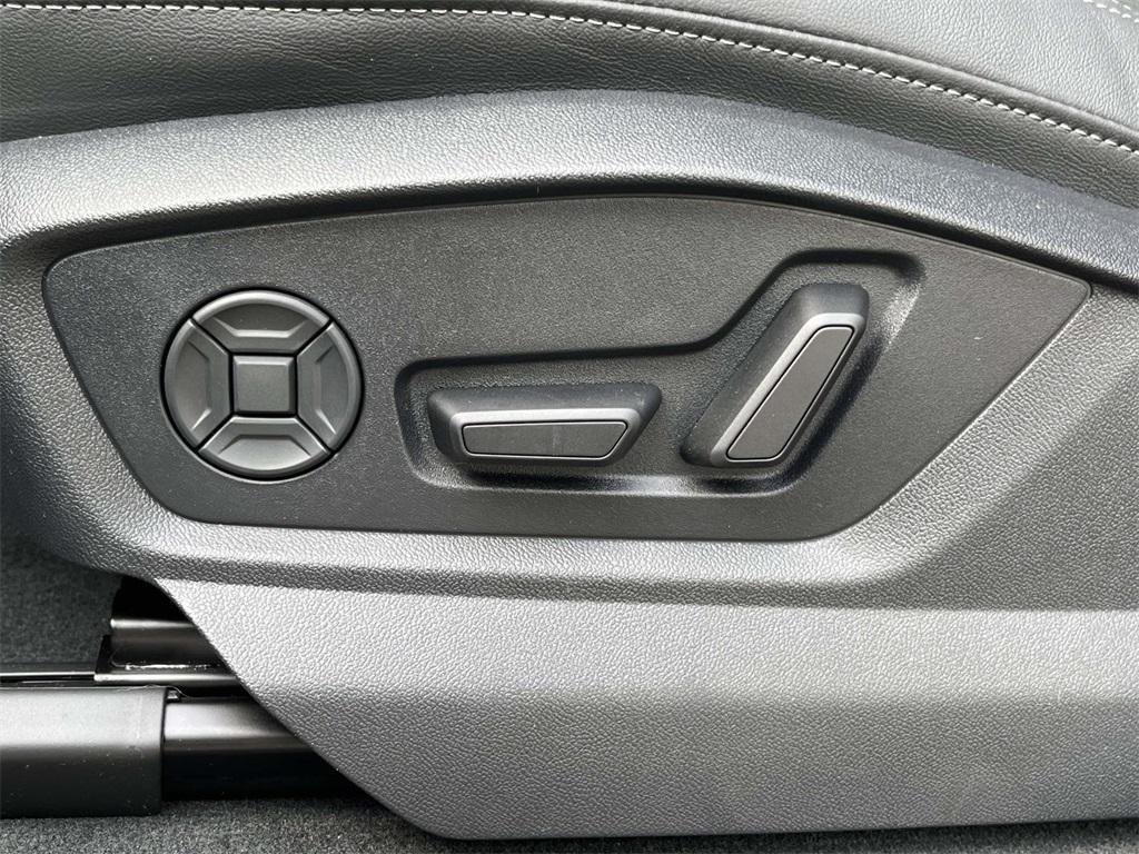 new 2025 Audi Q7 car, priced at $77,880