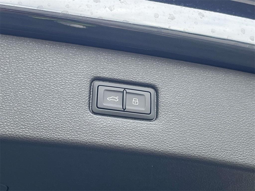 new 2025 Audi Q7 car, priced at $77,880