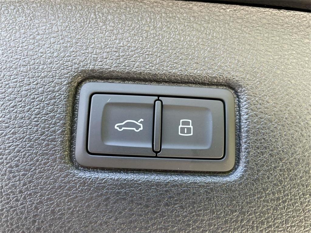 new 2025 Audi Q7 car, priced at $77,580