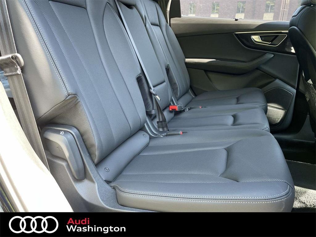 new 2025 Audi Q7 car, priced at $77,670