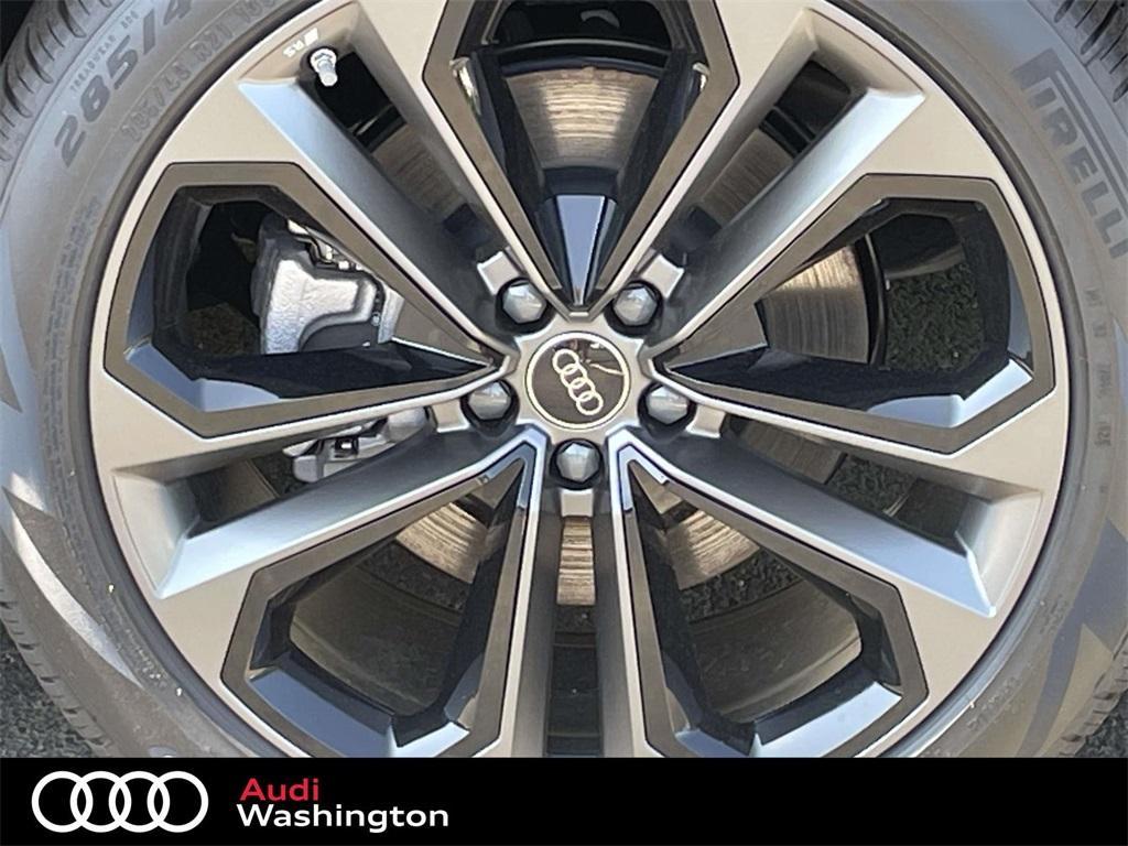 new 2025 Audi Q7 car, priced at $77,670
