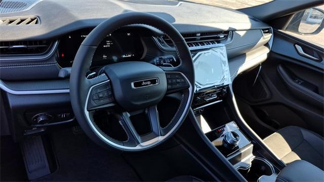 new 2025 Jeep Grand Cherokee car, priced at $40,980