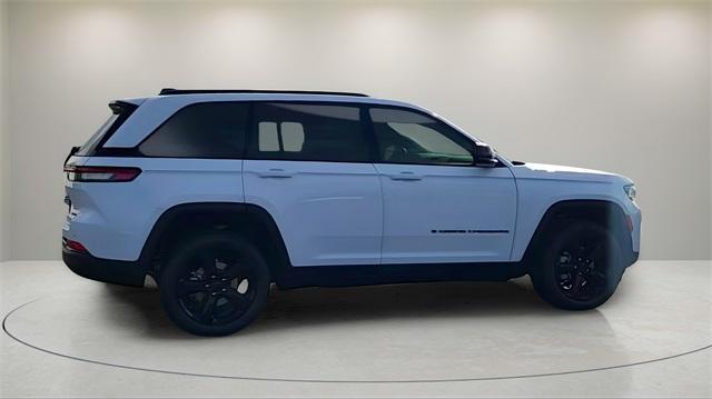 new 2025 Jeep Grand Cherokee car, priced at $42,000