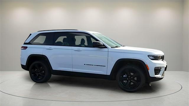 new 2025 Jeep Grand Cherokee car, priced at $42,000