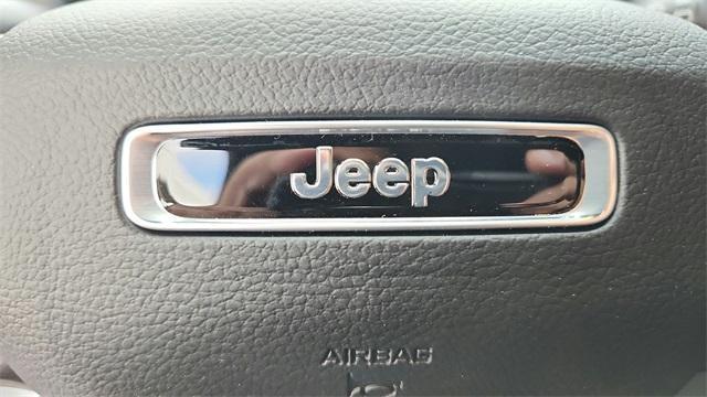 new 2025 Jeep Grand Cherokee car, priced at $42,000