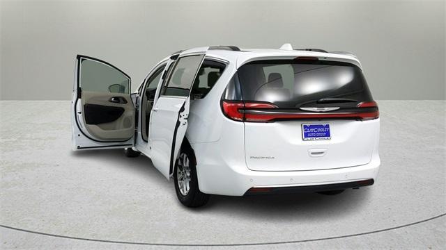 new 2024 Chrysler Pacifica car, priced at $38,231