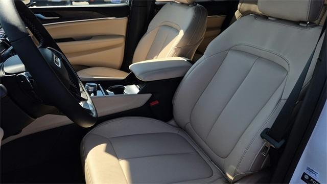 new 2025 Jeep Grand Cherokee car, priced at $47,010