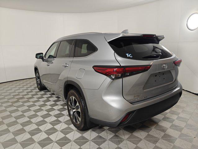 used 2021 Toyota Highlander car, priced at $34,500