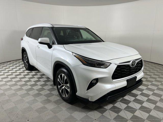 used 2022 Toyota Highlander car, priced at $39,900